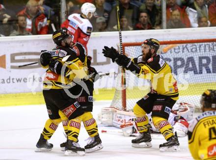 EBEL. Eishockey Bundesliga. KAC gegen 	UPC Vienna Capitals. Torjubel Jerry Pollastrone , Riley Holzapfel, Kelsey Tessier, (Vienna Capitals). Klagenfurt, am 2.4.2017.
Foto: Kuess

---
pressefotos, pressefotografie, kuess, qs, qspictures, sport, bild, bilder, bilddatenbank
