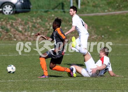 Fussball Kaerntner Liga. Maria Saal  gegen WAC Amateure. Kevin Puschl Schliefnig (Maria Saal), Zakaria Sanogo (WAC). Klagenfurt, am 1.4.2017.
Foto: Kuess
---
pressefotos, pressefotografie, kuess, qs, qspictures, sport, bild, bilder, bilddatenbank