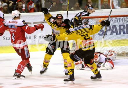 EBEL. Eishockey Bundesliga. KAC gegen 	UPC Vienna Capitals. Torjubel Jerry Pollastrone , Riley Holzapfel (Vienna Capitals). Klagenfurt, am 2.4.2017.
Foto: Kuess

---
pressefotos, pressefotografie, kuess, qs, qspictures, sport, bild, bilder, bilddatenbank
