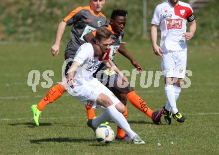 Fussball Kaerntner Liga. Maria Saal  gegen WAC Amateure. Mario Daniel Gugganig,  (Maria Saal), Zakaria Sanogo (WAC). Maria Saal, am 1.4.2017.
Foto: Kuess
---
pressefotos, pressefotografie, kuess, qs, qspictures, sport, bild, bilder, bilddatenbank