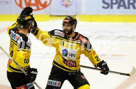 EBEL. Eishockey Bundesliga. KAC gegen 	UPC Vienna Capitals. Torjubel Riley Holzapfel, Jamie Fraser (Vienna Capitals). Klagenfurt, am 2.4.2017.
Foto: Kuess

---
pressefotos, pressefotografie, kuess, qs, qspictures, sport, bild, bilder, bilddatenbank