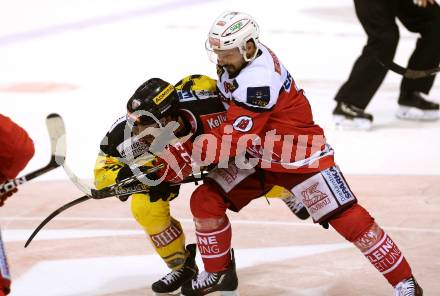 EBEL. Eishockey Bundesliga. KAC gegen 	UPC Vienna Capitals. Thomas Koch (KAC),   Taylor Vause (Vienna Capitals). Klagenfurt, am 2.4.2017.
Foto: Kuess

---
pressefotos, pressefotografie, kuess, qs, qspictures, sport, bild, bilder, bilddatenbank