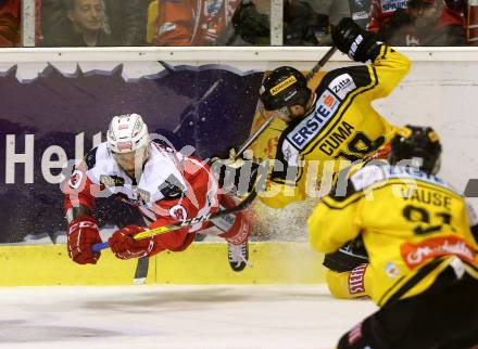 EBEL. Eishockey Bundesliga. KAC gegen 	UPC Vienna Capitals. Thomas Koch (KAC),   Tyler Cuma (Vienna Capitals). Klagenfurt, am 2.4.2017.
Foto: Kuess

---
pressefotos, pressefotografie, kuess, qs, qspictures, sport, bild, bilder, bilddatenbank