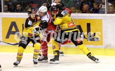 EBEL. Eishockey Bundesliga. KAC gegen 	UPC Vienna Capitals.  Thomas Hundertpfund  (KAC), Kelsey Tessier,  Philippe Lakos  (Vienna Capitals). Klagenfurt, am 2.4.2017.
Foto: Kuess

---
pressefotos, pressefotografie, kuess, qs, qspictures, sport, bild, bilder, bilddatenbank