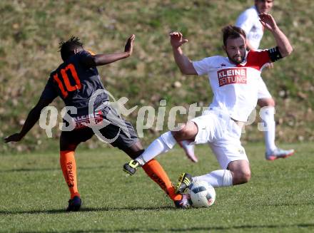 Fussball Kaerntner Liga. Maria Saal  gegen WAC Amateure. Roland Krenn (Maria Saal), Zakaria Sanogo (WAC). Klagenfurt, am 1.4.2017.
Foto: Kuess
---
pressefotos, pressefotografie, kuess, qs, qspictures, sport, bild, bilder, bilddatenbank