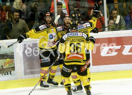 EBEL. Eishockey Bundesliga. KAC gegen 	UPC Vienna Capitals. Torjubel Riley Holzapfel, Kelsey Tessier, Jonathan Ferland , Jerry Pollastrone , (Vienna Capitals). Klagenfurt, am 2.4.2017.
Foto: Kuess

---
pressefotos, pressefotografie, kuess, qs, qspictures, sport, bild, bilder, bilddatenbank