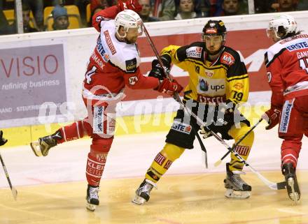 EBEL. Eishockey Bundesliga. KAC gegen 	UPC Vienna Capitals.  Jamie Lundmark  (KAC), Tyler Cuma  (Vienna Capitals). Klagenfurt, am 2.4.2017.
Foto: Kuess

---
pressefotos, pressefotografie, kuess, qs, qspictures, sport, bild, bilder, bilddatenbank