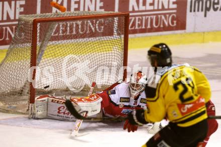 EBEL. Eishockey Bundesliga. KAC gegen 	UPC Vienna Capitals. David Madlener,  (KAC), Andreas Noedl  (Vienna Capitals). Klagenfurt, am 7.4.2017.
Foto: Kuess

---
pressefotos, pressefotografie, kuess, qs, qspictures, sport, bild, bilder, bilddatenbank
