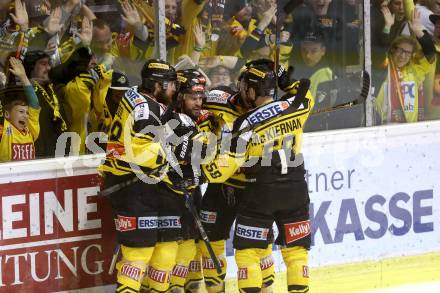 EBEL. Eishockey Bundesliga. KAC gegen 	UPC Vienna Capitals. Torjubel   (Vienna Capitals). Klagenfurt, am 7.4.2017.
Foto: Kuess

---
pressefotos, pressefotografie, kuess, qs, qspictures, sport, bild, bilder, bilddatenbank