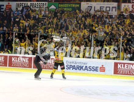 EBEL. Eishockey Bundesliga. KAC gegen 	UPC Vienna Capitals. Philippe Lakos, Meisterpokal, Fans   (Vienna Capitals). Klagenfurt, am 7.4.2017.
Foto: Kuess

---
pressefotos, pressefotografie, kuess, qs, qspictures, sport, bild, bilder, bilddatenbank
