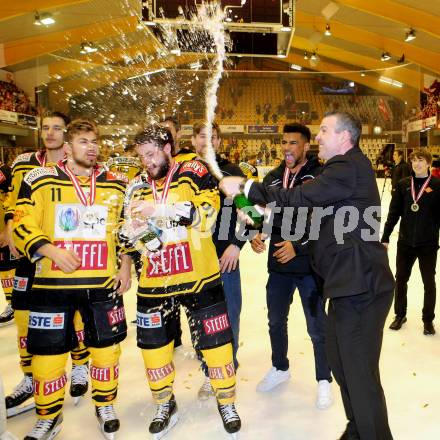 EBEL. Eishockey Bundesliga. KAC gegen 	UPC Vienna Capitals. Meisterjubel    Sascha Bauer, Taylor Vause, Trainer Serge Aubin (Vienna Capitals). Klagenfurt, am 7.4.2017.
Foto: Kuess

---
pressefotos, pressefotografie, kuess, qs, qspictures, sport, bild, bilder, bilddatenbank