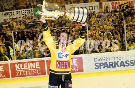 EBEL. Eishockey Bundesliga. KAC gegen 	UPC Vienna Capitals. Meisterjubel   Collin Bowman (Vienna Capitals). Klagenfurt, am 7.4.2017.
Foto: Kuess

---
pressefotos, pressefotografie, kuess, qs, qspictures, sport, bild, bilder, bilddatenbank