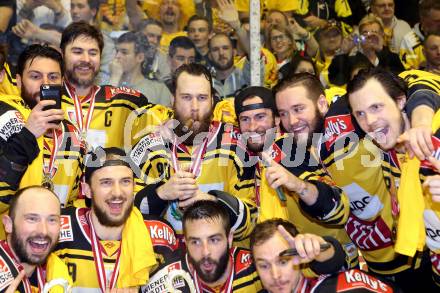 EBEL. Eishockey Bundesliga. KAC gegen 	UPC Vienna Capitals. Meisterjubel   Kelsey Tessier, Rafael Rotter (Vienna Capitals). Klagenfurt, am 7.4.2017.
Foto: Kuess

---
pressefotos, pressefotografie, kuess, qs, qspictures, sport, bild, bilder, bilddatenbank