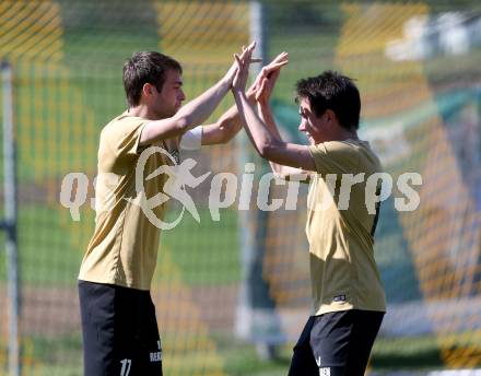 Fussball. Kaerntner Liga. Koettmannsdorf gegen Lendorf. Torjubel Stephan Borovnik, Philipp Gatti (Koettmannsdorf). Koettmannsdorf, 9.4.2017.
Foto: Kuess
---
pressefotos, pressefotografie, kuess, qs, qspictures, sport, bild, bilder, bilddatenbank