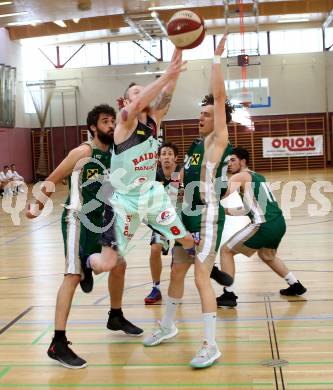 Basketball 2. Bundesliga. Play off. Viertelfinale. VF1. Raiders Villach gegen Dornbirn Lions. Nino Gross (Villach), Mario Tobar Ruiz, Henry Robert Newell Wilkins (Dornbirn). Villach, am 9.4.2017.
Foto: Kuess
---
pressefotos, pressefotografie, kuess, qs, qspictures, sport, bild, bilder, bilddatenbank