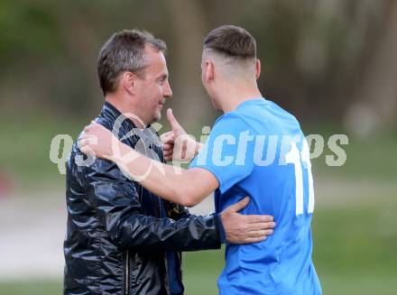 Fussball. Kaerntner Liga. Eberstein gegen ASV. Torjubel  Trainer Dietmar Thuller, Niko Maric (ASV). Eberstein, 8.4.2017.
Foto: Kuess
---
pressefotos, pressefotografie, kuess, qs, qspictures, sport, bild, bilder, bilddatenbank
