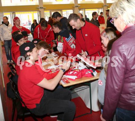 EBEL. Eishockey Bundesliga. Saisonabschlussfeier KAC. Autogrammstunde.  Fans. Klagenfurt, am 11.4.2017.
Foto: Kuess
---
pressefotos, pressefotografie, kuess, qs, qspictures, sport, bild, bilder, bilddatenbank