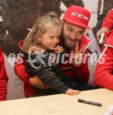 EBEL. Eishockey Bundesliga. Saisonabschlussfeier KAC. Autogrammstunde. David Madlehner, Fan. Klagenfurt, am 11.4.2017.
Foto: Kuess
---
pressefotos, pressefotografie, kuess, qs, qspictures, sport, bild, bilder, bilddatenbank