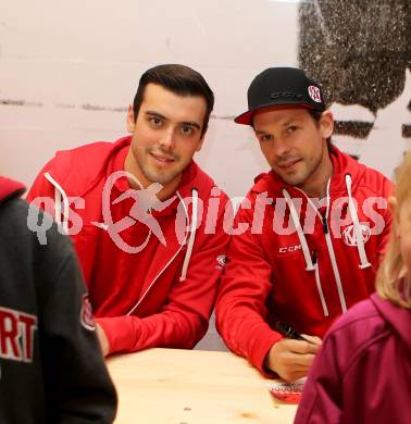 EBEL. Eishockey Bundesliga. Saisonabschlussfeier KAC. Autogrammstunde. Steven Strong, Thomas Koch. Klagenfurt, am 11.4.2017.
Foto: Kuess
---
pressefotos, pressefotografie, kuess, qs, qspictures, sport, bild, bilder, bilddatenbank