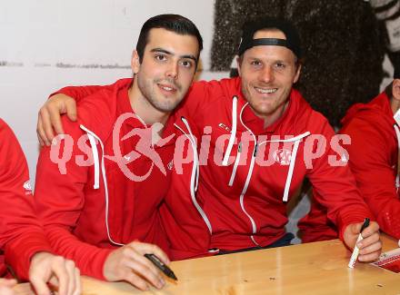 EBEL. Eishockey Bundesliga. Saisonabschlussfeier KAC. Autogrammstunde. Steven Strong, Manuel Geier. Klagenfurt, am 11.4.2017.
Foto: Kuess
---
pressefotos, pressefotografie, kuess, qs, qspictures, sport, bild, bilder, bilddatenbank