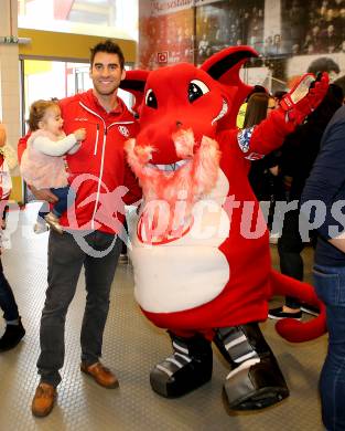 EBEL. Eishockey Bundesliga. Saisonabschlussfeier KAC. Autogrammstunde. Mark Popovic , Maskottchen. Klagenfurt, am 11.4.2017.
Foto: Kuess
---
pressefotos, pressefotografie, kuess, qs, qspictures, sport, bild, bilder, bilddatenbank