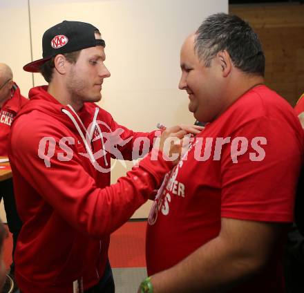 EBEL. Eishockey Bundesliga. Saisonabschlussfeier KAC. Autogrammstunde. Manuel Geier, Fan. Klagenfurt, am 11.4.2017.
Foto: Kuess
---
pressefotos, pressefotografie, kuess, qs, qspictures, sport, bild, bilder, bilddatenbank