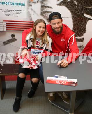 EBEL. Eishockey Bundesliga. Saisonabschlussfeier KAC. Autogrammstunde. David Madlener. Klagenfurt, am 11.4.2017.
Foto: Kuess
---
pressefotos, pressefotografie, kuess, qs, qspictures, sport, bild, bilder, bilddatenbank