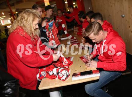 EBEL. Eishockey Bundesliga. Saisonabschlussfeier KAC. Autogrammstunde. Jamie Lundmark . Klagenfurt, am 11.4.2017.
Foto: Kuess
---
pressefotos, pressefotografie, kuess, qs, qspictures, sport, bild, bilder, bilddatenbank