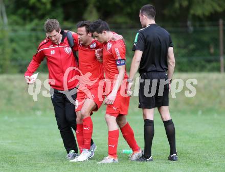 Fussball Kaerntner Liga. ATUS Ferlach gegen WAC Amateure. Ernst Golautschnig (verletzt), Lukas Jaklitsch (Ferlach), (WAC). Ferlach, am 13.4.2017.
Foto: Kuess
---
pressefotos, pressefotografie, kuess, qs, qspictures, sport, bild, bilder, bilddatenbank