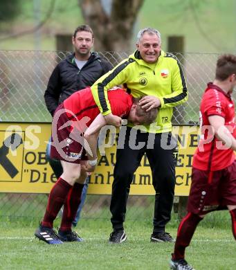 Fussball Kaerntner Liga. Lind gegen Koettmannsdorf. Torjubel Peter Rainer, Trainer Peter Zagler (Lind). Lind, am 15.4.2017.
Foto: Kuess
---
pressefotos, pressefotografie, kuess, qs, qspictures, sport, bild, bilder, bilddatenbank