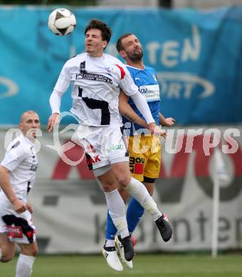 Fussball Kaerntner Liga. SAK gegen Bleiburg. Philipp Diex, (SAK), Patrick Paul Oswaldi  (Bleiburg). Welzenegg, am 21.4.2017.
Foto: Kuess
---
pressefotos, pressefotografie, kuess, qs, qspictures, sport, bild, bilder, bilddatenbank