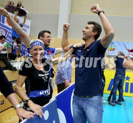 AVL. DenizBank AG Volley League Men. 5. Finalspiel. SK Posojilnica Aich/Dob gegen Hypo Tirol VT.  Meisterjubel Trainer Daniel Gavan, Fans   (Tirol). Bleiburg, am 23.4.2017.
Foto: Kuess
---
pressefotos, pressefotografie, kuess, qs, qspictures, sport, bild, bilder, bilddatenbank