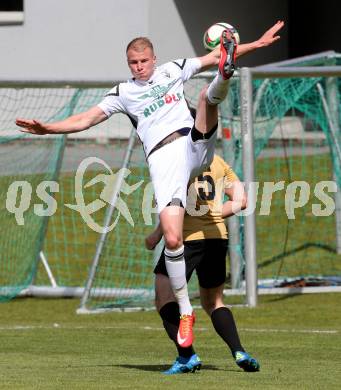 Fussball Kaerntner Liga. Koettmannsdorf gegen Voelkermarkt. Christoph Hubert Feichter,  (Koettmannsdorf), Matthias Maierhofer (Voelkermarkt). Koettmannsdorf, am 23.4.2017.
Foto: Kuess
---
pressefotos, pressefotografie, kuess, qs, qspictures, sport, bild, bilder, bilddatenbank