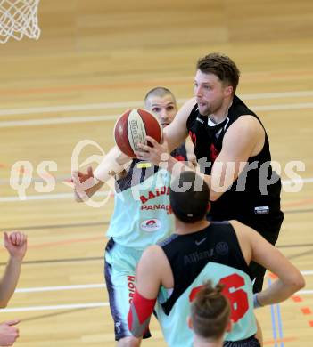 Basketball 2. Bundesliga. Playoff  SF2.  Villach Raiders gegen Mistelbach Mustangs. Ales Primc, Marko Kolaric,  (Villach), Ondrei Dygryn (Mistelbach). Villach, am 29.4.2017.
Foto: Kuess
---
pressefotos, pressefotografie, kuess, qs, qspictures, sport, bild, bilder, bilddatenbank
