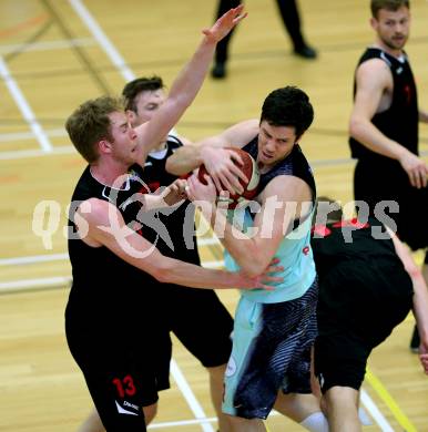 Basketball 2. Bundesliga. Playoff  SF2.  Villach Raiders gegen Mistelbach Mustangs. Erik Rhinehart (Villach), Thomas Morwitzer (Mistelbach). Villach, am 29.4.2017.
Foto: Kuess
---
pressefotos, pressefotografie, kuess, qs, qspictures, sport, bild, bilder, bilddatenbank