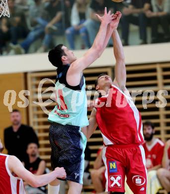Basketball 2. Bundesliga. Playoff.  Villach Raiders gegen St. Poelten Dragons.  Erik Rhinehart (Villach), Martin Speiser (St. Poelten). Villach, am 21.5.2017.
Foto: Kuess
---
pressefotos, pressefotografie, kuess, qs, qspictures, sport, bild, bilder, bilddatenbank