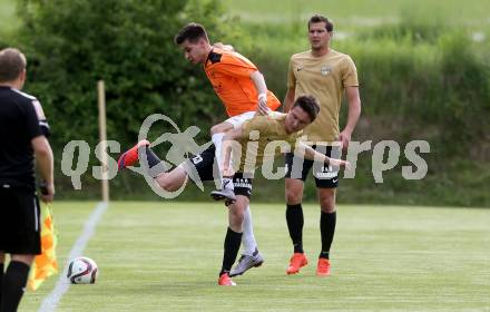 Fussball Kaerntner Liga. Koettmannsdorf gegen Spittal.Philipp Gatti, (Koettmannsdorf), Mario Dadic  (Spittal). Koettmannsdorf, am 24.5.2017.
Foto: Kuess
---
pressefotos, pressefotografie, kuess, qs, qspictures, sport, bild, bilder, bilddatenbank