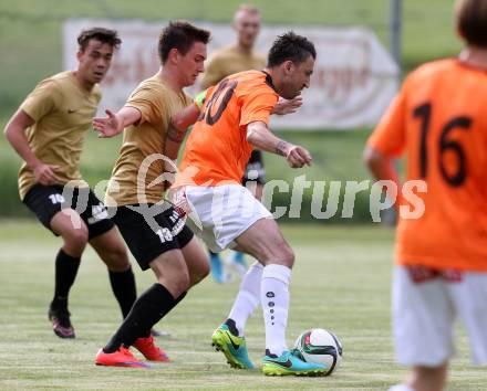 Fussball Kaerntner Liga. Koettmannsdorf gegen Spittal. Philipp Gatti, (Koettmannsdorf), Dejan Kecanovic (Spittal). Koettmannsdorf, am 24.5.2017.
Foto: Kuess
---
pressefotos, pressefotografie, kuess, qs, qspictures, sport, bild, bilder, bilddatenbank
