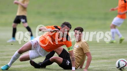 Fussball Kaerntner Liga. Koettmannsdorf gegen Spittal. Dominik Kruschitz,  (Koettmannsdorf), Dejan Kecanovic (Spittal). Koettmannsdorf, am 24.5.2017.
Foto: Kuess
---
pressefotos, pressefotografie, kuess, qs, qspictures, sport, bild, bilder, bilddatenbank