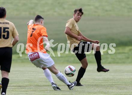 Fussball Kaerntner Liga. Koettmannsdorf gegen Spittal. Dominik Kruschitz,  (Koettmannsdorf), Denin Matoruga (Spittal). Koettmannsdorf, am 24.5.2017.
Foto: Kuess
---
pressefotos, pressefotografie, kuess, qs, qspictures, sport, bild, bilder, bilddatenbank