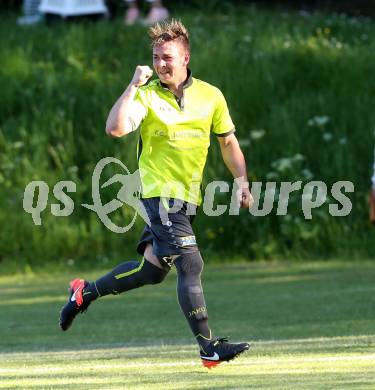 Fussball Kaerntner Liga. ATUS Ferlach gegen Lind. Torjubel Alexander Hackl (Lind). Ferlach, am 27.5.2017.
Foto: Kuess
---
pressefotos, pressefotografie, kuess, qs, qspictures, sport, bild, bilder, bilddatenbank