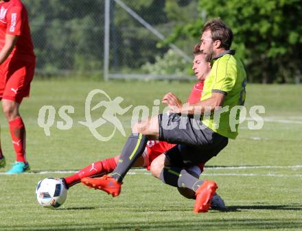 Fussball Kaerntner Liga. ATUS Ferlach gegen Lind. Daniel Jobst,  (Ferlach),  Mario Zagler (Lind). Ferlach, am 27.5.2017.
Foto: Kuess
---
pressefotos, pressefotografie, kuess, qs, qspictures, sport, bild, bilder, bilddatenbank