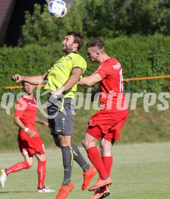 Fussball Kaerntner Liga. ATUS Ferlach gegen Lind.  Martin Posratschnig, (Ferlach), Mario Zagler  (Lind). Ferlach, am 27.5.2017.
Foto: Kuess
---
pressefotos, pressefotografie, kuess, qs, qspictures, sport, bild, bilder, bilddatenbank