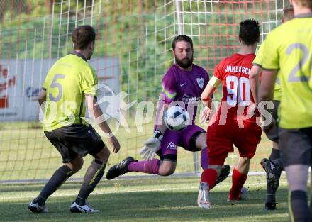 Fussball Kaerntner Liga. ATUS Ferlach gegen Lind. Lukas Jaklitsch (Ferlach),  Alexander Zagler, Petar Cumbo (Lind). Ferlach, am 27.5.2017.
Foto: Kuess
---
pressefotos, pressefotografie, kuess, qs, qspictures, sport, bild, bilder, bilddatenbank