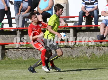 Fussball Kaerntner Liga. ATUS Ferlach gegen Lind. Dominik Mak,  (Ferlach),  Rene Loeschnig (Lind). Ferlach, am 27.5.2017.
Foto: Kuess
---
pressefotos, pressefotografie, kuess, qs, qspictures, sport, bild, bilder, bilddatenbank