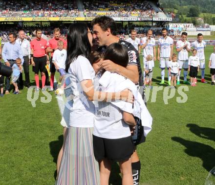 Fussball Bundesliga. RZ Pellets WAC gegen  SK Puntigamer Sturm Graz.  Verabschiedung   Joachim Standfest mit Frau und Kinder (WAC). Wolfsberg, am 28.5.2017.
Foto: Kuess

---
pressefotos, pressefotografie, kuess, qs, qspictures, sport, bild, bilder, bilddatenbank