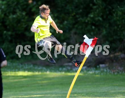 Fussball Kaerntner Liga. ATUS Ferlach gegen Lind. Torjubel Alexander Hackl (Lind). Ferlach, am 27.5.2017.
Foto: Kuess
---
pressefotos, pressefotografie, kuess, qs, qspictures, sport, bild, bilder, bilddatenbank