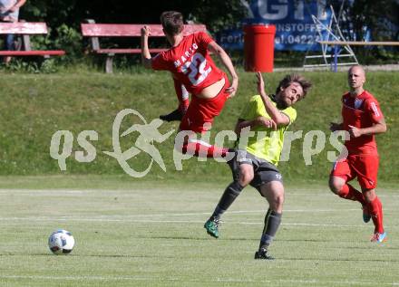 Fussball Kaerntner Liga. ATUS Ferlach gegen Lind. Petar Maric,  (Ferlach),  Michael Unterguggenberger (Lind). Ferlach, am 27.5.2017.
Foto: Kuess
---
pressefotos, pressefotografie, kuess, qs, qspictures, sport, bild, bilder, bilddatenbank