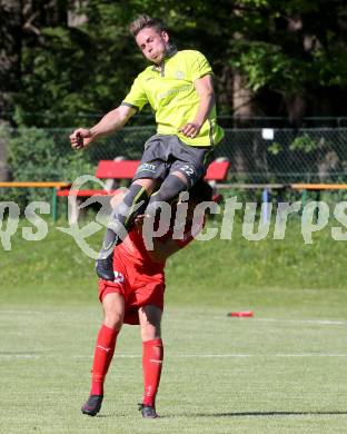 Fussball Kaerntner Liga. ATUS Ferlach gegen Lind. Petar Maric,  (Ferlach),  Alexander Hackl (Lind). Ferlach, am 27.5.2017.
Foto: Kuess
---
pressefotos, pressefotografie, kuess, qs, qspictures, sport, bild, bilder, bilddatenbank