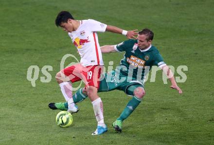 Fussball OEFB Samsung Cupfinale. SK Rapid Wien gegen FC Red Bull Salzburg. Christopher Dibon,  (Wien), Hee Chan Hwang (Salzburg). Klagenfurt Woertherseestadion, am 1.6.2017.
Foto: Kuess

---
pressefotos, pressefotografie, kuess, qs, qspictures, sport, bild, bilder, bilddatenbank